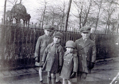 Children at Glasgow Green 1929